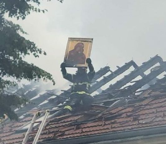 Čudo u Rumi: Vatrogasac iz ugljenisanog potkrovlja izvukao netaknutu ikonu Bogorodice i Isusa