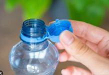 “A JA BESNA ŠTO MI ČEP UDARA U NOS” Sve vreme pogrešno otvarate NOVE FLAŠE, kad vidite ovaj GENIJALNI TRIK, oduševićete se (VIDEO)