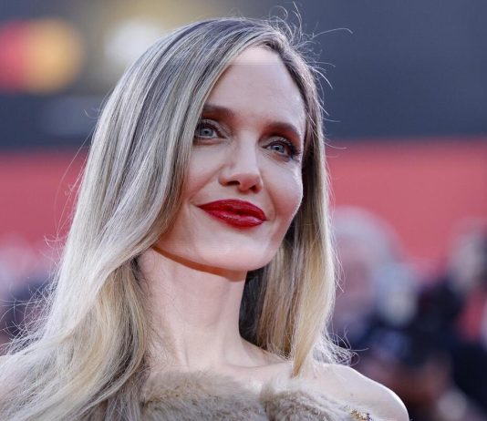 Anđelina Džoli više ne izgleda isto, pojavila se na crvenom tepihu u Veneciji i sve šokirala: Pitaju se šta je s njom