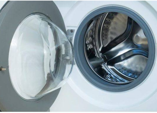 NIKADA NE OSTAVLJAJTE VRATA MAŠINE ZA PRANJE VEŠA OTVORENA: TO JE VELIKA GREŠKA!