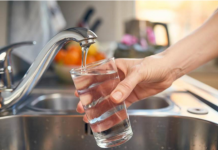 ŠTA SE DEŠAVA AKO POPIJETE ČAŠU VODE ČIM SE PROBUDITE: Oduševićete se kad čujete kako utiče na tijelo i mozak!