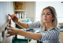 ŽENA IZ SRBIJE ČULA JEZIVE ZVUKOVE U STANU: Primetila da su joj STOLICE POJEDENE, pa sve OBJAVILA na Fejsu! (FOTO)