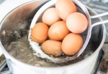 ZNATE LI KOLIKO DUGO MOGU DA STOJE KUHANA JAJA PRIJE NEGO ŠTO POSTANU OPASNA?! Ovo je jasan znak da nešto nije u redu sa njima