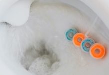 OVO JE PRIRODNO REŠENJE ZA ŽUTI KAMENAC U WC ŠOLJI: Ubacila je ovo u WC šolju i ostavila preko noći: Ujutru je sav kamenac nestao, zablistala kao nova