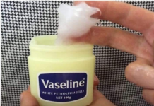 NAMAZALA JE UHO VAZELINOM I SAČEKALA PAR MINUTA: Kad vidite rezultat, iste minute ćete uraditi isto