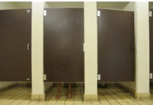 Znate li zašto vrata javnog toaleta nisu na podu: pokušajte da pogodite, razlog je genijalan!