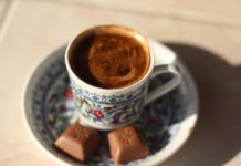 Ovih 5 namirnica nikada ne bi trebalo da kombinujete sa kafom: Ono što najveći broj Srba obožava, teško se vari