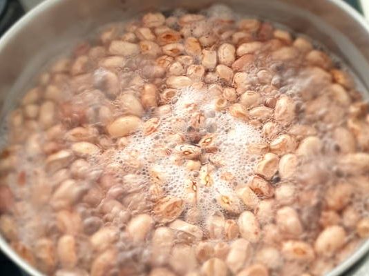 Godinama kuvate pasulj pogrešno – zbog 1 greške unosite otrov koji vas nadima