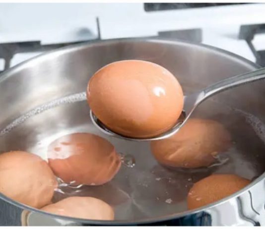 Kad kuhate jaja dodajte u vodu 1 sastojak: Neće popucati i oguliće se očas posla!