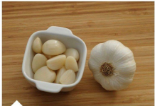 JELA JE BIJELI LUK NA PRAZAN STOMAK: Pogledajte šta joj se desilo, IZNENADIT ĆETE SE!