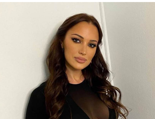 Od male seljančice do estradne zvezde: Pogledajte staru fotografiju Prijovićke – “Roze brus i utičnica iza nje” – Neprepoznatljiva