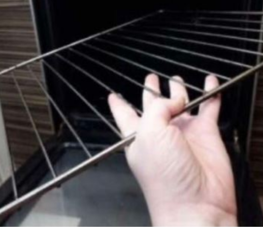 Tek sa 50 godina sam saznala čemu služi rešetka unutar peći: OVAKO se može koristiti!