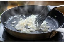 KAKO DA PRŽITE LUK A DA NE USMRDITE KUĆU: Dodajte samo 1 kašiku ovog i nestaće svi neprijatni mirisi, biće bolje zgusnut i lakši za varenje