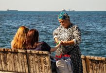 “Dođi da ti gledam u dlan” Naučno objašnjenje kako gatara hipnotiše običnu osobu u gužvi i izmami joj novac