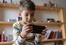 Ovo su znaci da je detetu potreban digitalni detoks: Evo i šta najviše pomaže da se “resetuje”
