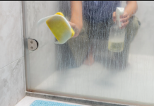 Rastvorite u toploj vodi i poprskajte staklo, slavinu i kadu: TUŠ POVRŠINA će biti kao nova!