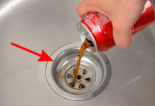 Vodoinstalater mi je savjetovao da sipam kolu u sudoper: Tajni trik koji će pomoći ODMAH!