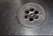 Osjećate neprijatan miris iz kupatila kada pada kiša? Samo OVO UBACITE u odvod i problem je riješen