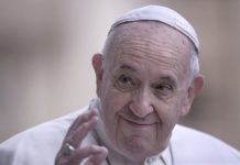 Simptomi bolesti od koje je umro Papa Franjo počinju bolom u prsima: Često se promene vide i na prstima