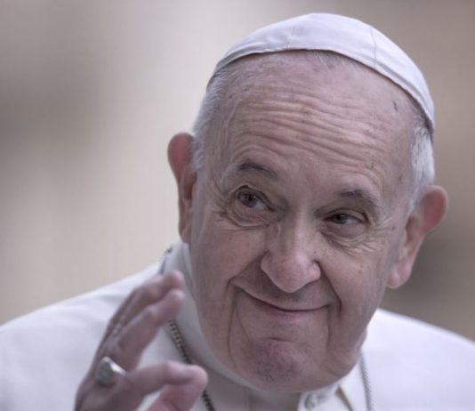 Simptomi bolesti od koje je umro Papa Franjo počinju bolom u prsima: Često se promene vide i na prstima