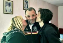 SRBIN RADIŠA ŽIVI SA DVE ŽENE – Komšije ga špijuniraju iz prikrajka a POP NJEGOVU KUĆU ZAOBILAZI U ŠIROKOM LUKU