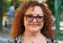 Ko bi se usudio?Ana Bekuta na udaru žestokih kritika zbog prsluka, a tek da vidite koju tašnu je uz njega uklopila (FOTO)