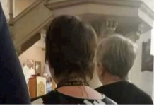 Žena je postala hit na Fejsu zbog majice u kojoj je došla na misu, morate vidjeti što je obukla