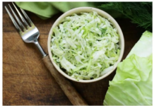 SVI GRIJEŠE U OVOME KADA PRAVE KUPUS SALATU: Trik je u sastojku koji se dodaje na samom kraju i potpuno mijenja ukus