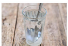 AKO VAM SE STALNO DEŠAVAJU LOŠE STVARI: Čašu vode napunite ovim i ostavite da stoji 24 sata! PREPOROD!