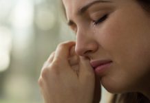 Devojka molila za komad hleba – onda je čovjek shvatio ko je ona