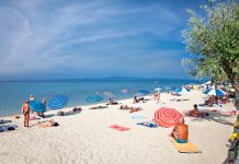 NA OVIM MESTIMA PEDOFILI KRIJU KAMERE KAKO BI SNIMALI DECU NA PLAŽAMA! Policija upozorava: Ako primetite ovo, ODMAH REAGUJTE