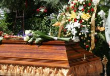 Sahranio suprugu a ona mu se nakon 15 dana pojavila na vratima – Jadan čovek od šoka pao u nesvest! (FOTO)