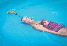 Kad odete na odmor obavezno primenite ovaj trik za bolna leđa: Ukoliko sedite na poslu 1 morska vežba će biti spas za vas