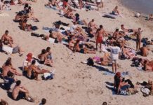 Ljudi u nevjerici gledaju fotografiju s ljetovanja iz Jugoslavije: Svima u oko upada jedan detalj