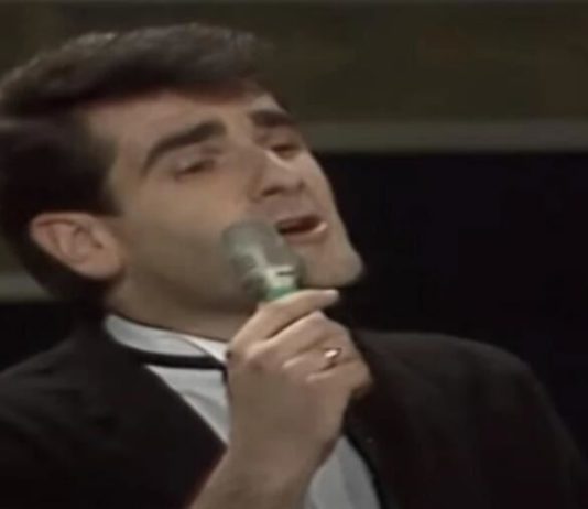 NA OVOM SNIMKU GA NIKO NE PREPOZNAJE: Ovako je pre 30 godina izgledao čovek koji se pre pevanja bavio ugostiteljstvom