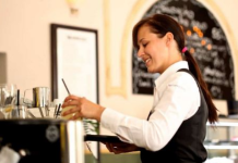 Šta znači kada gost pomaže konobaru da pokupi tanjire sa stola, prema psihologiji