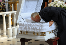 Da li valja ljubiti pokojnika? Mnogi Srbi to rade, a ovo je prava istina