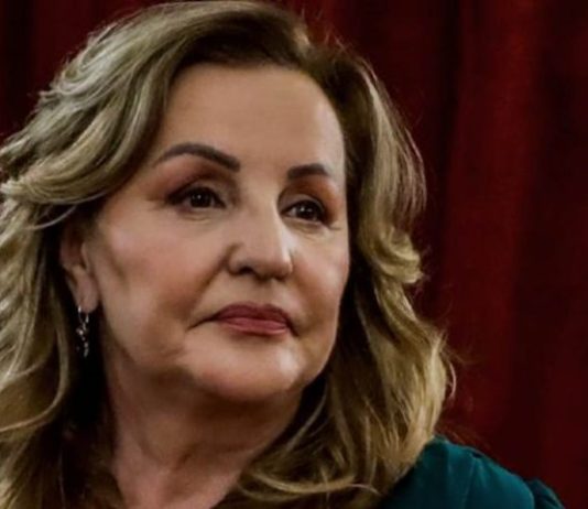 Prošle su 3 godine kako je preminuo Mrkonjić, a sada je Ana Bekuta uhvaćena u zagrljaju drugog muškarca ,više se ne kriju …. I opet političar!