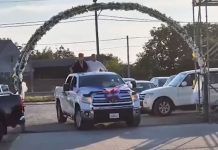 Ćanu na veselje dovezli u prikolici automobila, “problem” nastao na ulazu u šator (VIDEO)