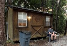 Bio beskućnik 3 godine, hranio se u narodnoj kuhinji i lutao ulicama, a onda odlučio da uzme stvari u svoje ruke: Usred šume napravio svoju idilu