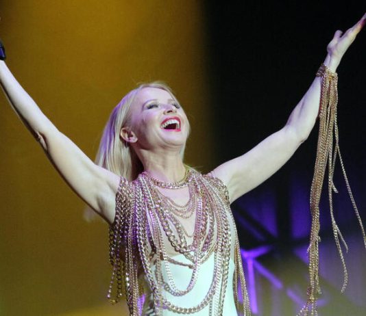 Zakazala nastup, nije prodala nijednu kartu, otišla kući plačući: Proslavio je krah braka sa našim poznatim pevačem