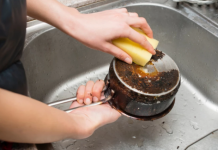 Jedan KOZMETIČKI PREPARAT koji imamo u kući je SAVRŠEN za poliranje METALNIH površina: OVAJ TRIK JE ZLATA VRIJEDAN