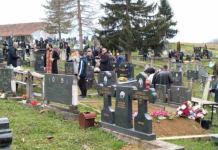 Pokojnika u Rogoznici spustili na zemlju, kada su svi očekivali popov glas, začulo se nešto jezivo: Svi su gutali suze i knedle u grlu