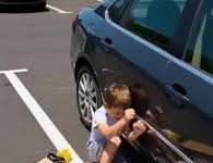 Mali dječak bos je plakao dok je udarao po vratima automobila — kad sam pogledala unutra, srce mi je stalo.