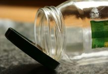 Najlakši trik za skidanje naljepnica sa staklenki: Potrebna samo jedna namirnica