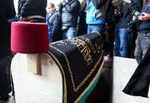 Koja je simbolika obilježja na lijesu Halida Bešlića?