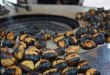 Pečene kestene ćete jednostavno oguliti uz samo jedan trik: Sami će ispasti iz ljuske