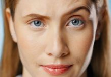 Šta znači kad neko podigne jednu obrvu dok govori? Stručnjaci kažu da mimika menja ton, ali i tok razgovora