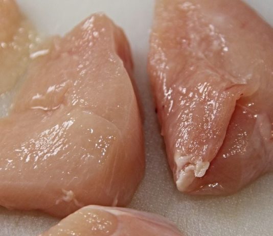 Pranje sirove piletine može uzrokovati trovanje? Evo šta o tome kažu stručnjaci