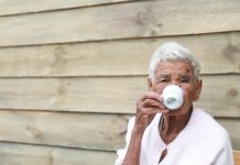 Skromni engleski seljak živio je 100 godina zahvaljući tečnosti koju obično prosipamo!